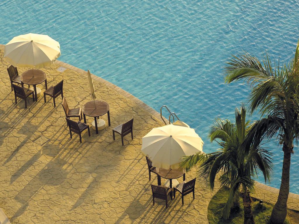 Hotel Nikko Alivila Yomitan Exterior foto The pool at the Taj Bengal