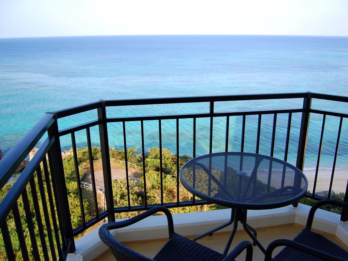 Hotel Nikko Alivila Yomitan Exterior foto A balcony with a view of the sea