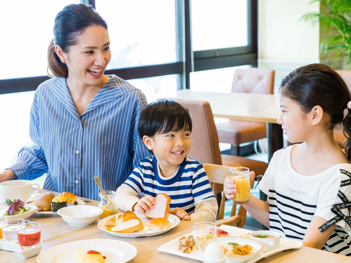 Hotel Nikko Alivila Yomitan Exterior foto Family dining at a restaurant