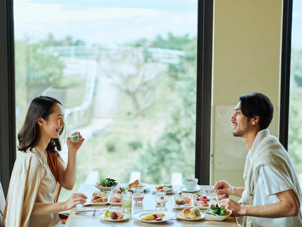 Hotel Nikko Alivila Yomitan Exterior foto A couple dining at the hotel